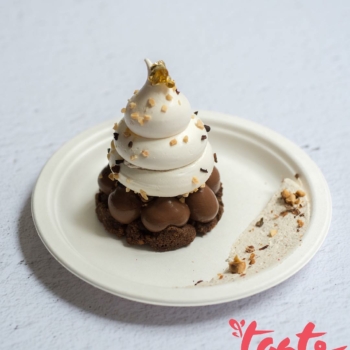 J-14 avant le festival @taste_of_paris_official ! À l'occasion de notre première participation à ce festival, le jeudi 9 mai au soir, notre chef pâtissier @jeffreycanges a conçu deux créations originales : la pavlova chocolat noisette et le citron givré revisité, qui'l vous proposera en plus de notre traditionnel baba chantilly ! Nous vous attendons nombreux sous la nef du Grand Palais !
#stohrer #stohrerparis #depuis1730 #tasteofparis
📷 @geraldinemartens