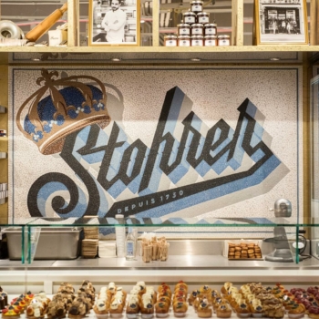 Notre logo revisité spécialement par l'artiste @tyrsamisu pour les Galeries Lafayette Champs Elysées 😍
#stohrer #stohrerparis #depuis1730 #galerieslafayettechampselysée