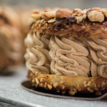 Faites vous plaisir avec notre Paris-Brest et sa vertigineuse crème au praliné 😉
Excellent week-end à tous !
#stohrer #stohrerparis #depuis1730 #parisbrest