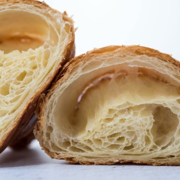 Avis à tous les gourmands qui aiment manger leur croissant par l'interieur… 🥐
#stohrer #stohrerparis #depuis1730 #croissant .
📷 @geraldinemartens