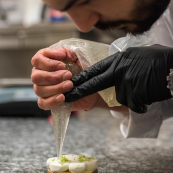 Notre chef pâtissier @jeffreycagnes en pleine finition de ses tartelettes au citron.
Retrouvez le pas-à-pas du montage en story 😉
#stohrer #stohrerparis #depuis1730 #tartecitron