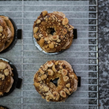 Nos Paris-Brest sont fin prêts à passer en boutique, êtes-vous prêts à les réceptionner ? 🙃
#stohrer #stohrerparis #depuis1730 #parisbrest