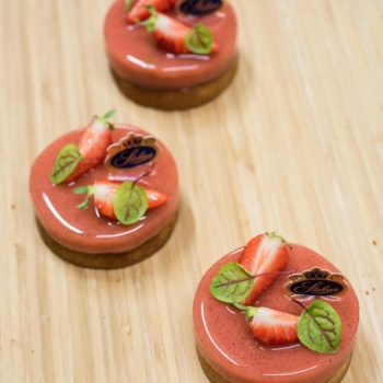 De nouvelles tartelettes printanières, fraise et rhubarbe, ont fait leur entrée en boutique ! Venez les découvrir 😉
#stohrer #stohrerparis #depuis1730 #fraiserhubarbe