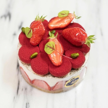 Finir un repas tout en fraicheur et gourmandise avec notre fraisier à partager généreux en fraises 🍓
#stohrer #stohrerparis #depuis1730 #fraisier