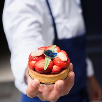 Pour sublimer notre tarte aux fraises, notre chef pâtissier @jeffreycagnes a ajouté à sa recette une touche d'estragon. Fraicheur garantie 🍃🍓
#stohrer #stohrerparis #depuis1730 #tartefraiseestragon