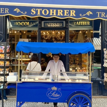 Nous avons un nouveau chariot à glaces devant notre boutique rue Montorgueil ! Venez vous offir une gourmandise glacée 😉
#stohrer #stohrerparis #depuis1730 #glace