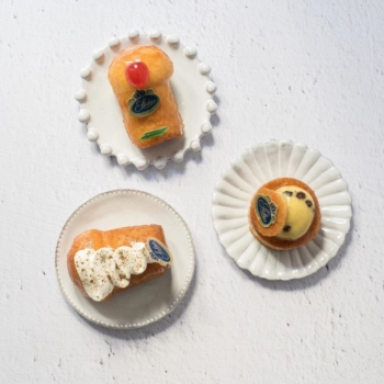 Notre trio de babas au rhum traditionnels qui fait la renommée de notre Maison !
Classique, avec de la Chantilly et garni de crème pâtissière aux raisins secs (l'Ali-Baba). #stohrer #stohrerparis #depuis1730 #babaaurhum
Photo : @geraldinemartens
Vaisselle : @astierdevillatte