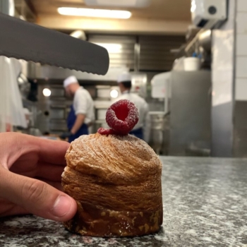 Montez le sond ! Découpe de notre croissant à la framboise 😍
#stohrer #stohrerparis #depuis1730 #croissant