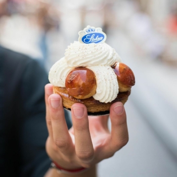 Classique, intemporel et réconfortant sont les maîtres mots qui décrivent le mieux notre Saint-Honoré à la vanille 😋
#stohrer #stohrerparis #depuis1730 #sainthonore