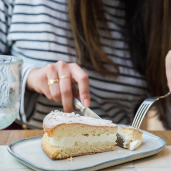 Venez vous attabler au café @citronparis au premier étage des @galerieslafayettechampselysees, notre tarte tropézienne n'attend que vous pour être dégustée 😉
#stohrer #stohrerparis #depuis1730 #tropezienne