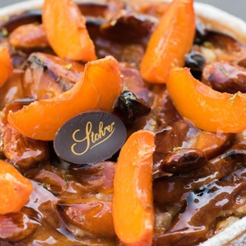 Une pâte feuilletée Maison, une crème d'amandes et des abricots frais, le tout rôti lentement au four, pour un résultat ultra gourmand 😋
#stohrer #stohrerparis #depuis1730 #tarteabricots