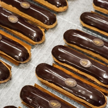 Une armée d'éclairs au chocolat arrive en boutique, vous êtes prêts ? ⚡️
#stohrer #stohrerparis #depuis1730 #eclairchocolat