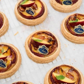 Point soleil : nos rayonnantes tartelettes aux pêches font leur entrée en boutique ☀️
#stohrer #stohrerparis #depuis1730 #tartepeches