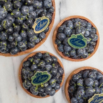C'est la saison des fruits noirs ! Profitez-en pour déguster nos tartes myrtilles, disponibles au format individuel et à partager 😊
#stohrer #stohrerparis #depuis1730 #tartemyrtille
