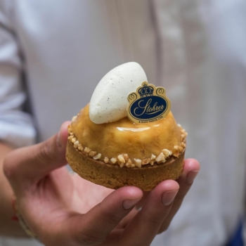 La délicieuse tarte tatin de notre chef pâtissier @jeffreycagnes est de retour en boutique ! Fondez pour ces pommes fondantes sur un socle de pâte sucrée et coiffée d'une ganache montée vanille 😋
#stohrer #stohrerparis #depuis1730 #tartetatin