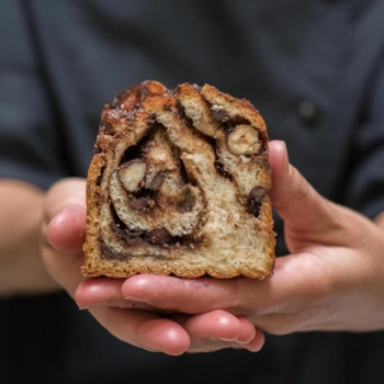 Au mètre ou à la part, fondez pour notre moelleuse babka généreusement garnie de pâte à tartiner et de noisettes du Piémont 😍 .
#stohrer #stohrerparis #depuis1730 #babka