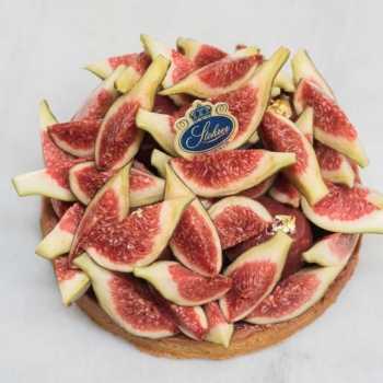 Rien de mieux qu'une tarte aux figues généreusement garnie pour célébrer la pleine saison de ce fruit délicieusement sucré 🥰
#stohrer #stohrerparis #depuis1730 #tarteauxfigues