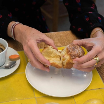 Le matin, c'est tout en douceur avec notre brioche feuilletée aux agrumes que l'on déguste au café @citronparis 😌
#stohrer #stohrerparis #depuis1730 #cafécitron