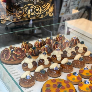 Venez admirer de plus près la vitrine automnale de notre boutique commune avec @alameredefamille sitée au 35 rue Cler dans le 7ème ! 🍂
#stohrer #stohrerparis #depuis1730 #35ruecler
