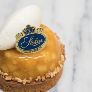 On fond pour la tarte tatin aux pommes fondantes, caramel et ganache montée vanille 🥰
#stohrer #stohrerparis #depuis1730 #tartetatin