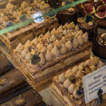 Découvrez ou redécouvrez dans nos boutiques, un grand classique de la pâtisserie : le Russe.
Cet entremets se compose de biscuits génoise et de crème au praliné. Un vrai réconfort !
#stohrer #stohrerparis #depuis1730 #russe