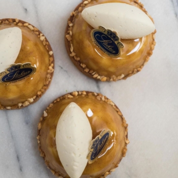 Nos délicieuses et regressives tartes tatin ponctueront à merveille votre repas dominical ! 🥰
#stohrer #stohrerparis #depuis1730 #tartetatin