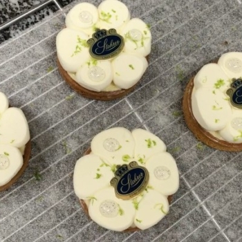 Montage de notre tarte citron gourmande et acidulée 🍋
#stohrer #stohrerparis #depuis1730 #tartecitron