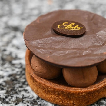 Nouveau look pour notre tarte au chocolat et gianduja !
#stohrer #stohrerparis #depuis1730 #tartechocolat