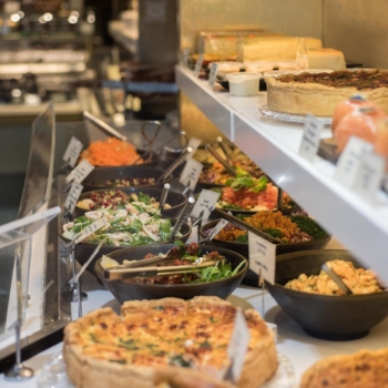 Pâtés en croûte, saumon fumé, salades, quiches, jambon cuit… Que diriez-vous d'un déjeuner d'équipe signé Stohrer aujourd'hui ? 😋
#stohrer #stohrerparis #depuis1730 #traiteur