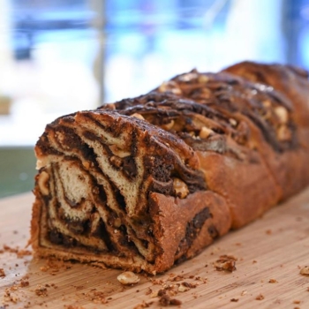 Comment résister à notre généreuse babka chocolat noisette exposée sous vos yeux en entrant dans la boutique ? 😍
#stohrer #stohrerparis #depuis1730 #babka