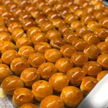 Une armée de petits choux pour une commande de croquenbouche ! Nous réalisons sur commande les pièces montées de vos événements.
#stohrer #stohrerparis #depuis1730 #piecemontee