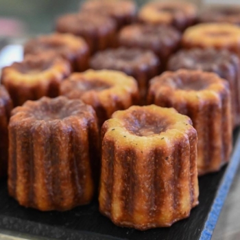 Nos canelés Maison sortent du four ! Ils sont croustillants à l'extérieur et bien moelleux à l'intérieur, comme à Bordeaux 😉
#stohrer #stohrerparis #depuis1730 #canele