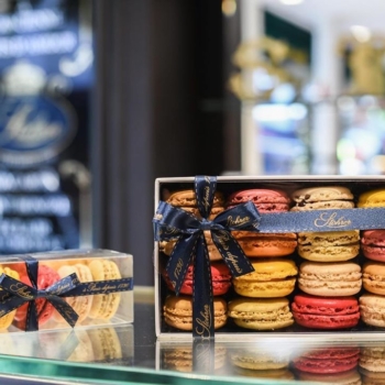 Nos coffrets macarons de la rue Cler, pour petits et grands gourmands ! 🌈
#stohrer #stohrerparis #depuis1730 #macarons