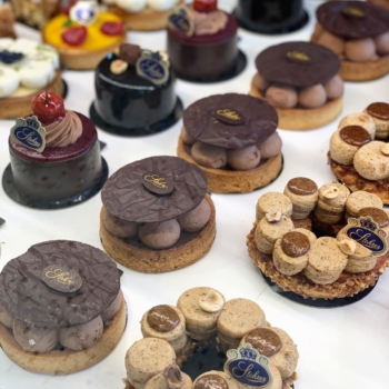 La vitrine de notre boutique de la rue Cambronne commune avec @alameredefamille a tout pour vous séduire ☺️
#stohrer #stohrerparis #depuis1730 #ruecambronne