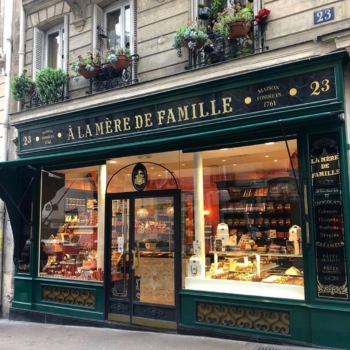 Après votre visite du Sacré Cœur, un petit détour vers la rue Lepic se laisse tenter 😏
Nous vous attendons avec @alameredefamille au numéro 23 de la rue !
#stohrer #stohrerparis #depuis1730 #montmartre