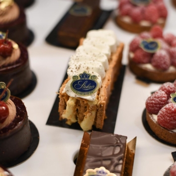 Notre classique millefeuille à la vanille vous attend dans toutes nos boutiques !
#stohrer #stohrerparis #depuis1730 #millefeuille