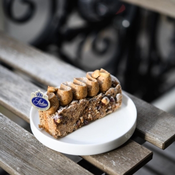 Connaissez-vous notre Russe ? Les amateurs de noisettes tomberaient sous le charme de cette pâtisserie traditionnelle 😍
#stohrer #stohrerparis #depuis1730 #russe