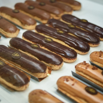 Aficionados de caramel salé, avez-vous déjà goûté notre éclair au caramel ? À moins que vous ne préfériez celui au chocolat 🙃
#stohrer #stohrerparis #depuis1730 #eclaircaramel
