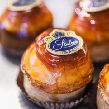 Il n'existe rien de plus simple qu'un puits d'amour composé de pâte feuilletée et de crème pâtissière caramélisée, et pourtant il n'existe rien de plus régressif et délicieux.
#stohrer #stohrerparis #depuis1730 #puitsdamour