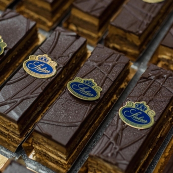 Rien n'est plus gourmand qu'un Opéra réalisé dans les règles de l'art : avec du bon chocolat et du bon café !
#stohrer #stohrerparis #depuis1730 #opera