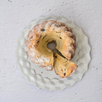 Une petite part de kouglof aux amandes avec votre café ? 😇
#stohrer #stohrerparis #depuis1730 #kouglof .
📸 @geraldinemartens .
🍽 @astierdevillatte