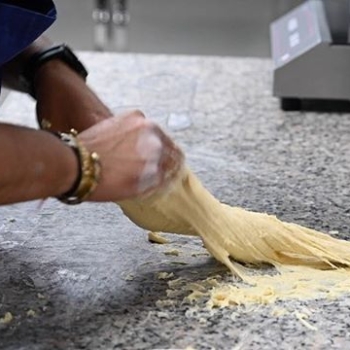 Le secret d'un bon baba commence par le travail de sa pâte. Il faut