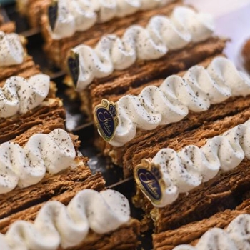 Une pâte feuilletée maison beurrée et croustillante à souhait, une crème à la vanille, un crémeux au caramel et de la chantilly. Succombez à notre millefeuille aujourd’hui 😉
#stohrer #stohrerparis #depuis1730 #millefeuille