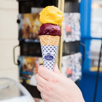 Nos sorbets et crèmes glacées maison vous attendent devant notre boutique pour une pause gourmande et rafraîchissante ☀️
#stohrer #stohrerparis #depuis1730 #glace