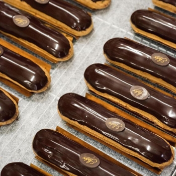 Nos éclairs au chocolat pure origine sont fin prêts ! Avis aux amateurs ☺️
#stohrer #stohrerparis #depuis1730 #eclairchocolat