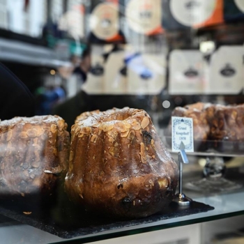 Nos kouglofs vous font de l’œil à travers la vitrine ? Franchissez le palier 😌
#stohrer #stohrerparis #depuis1730 #kouglof