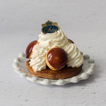 Revenons à nos classiques avec notre Saint-Honoré vanille 😋
#stohrer #stohrerparis #depuis1730 #sainthonore