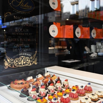 Les vitrines de nos boutiques sont prêtes et nos vendeurs vous attendent pour vous conseiller 🌞
#stohrer #stohrerparis #depuis1730 #paris